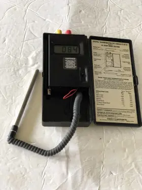 0615 CHECK-IT ELECTRONICS Digital Thermometer